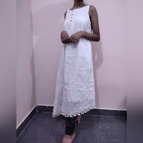 White kurti - Picture 3 of 7